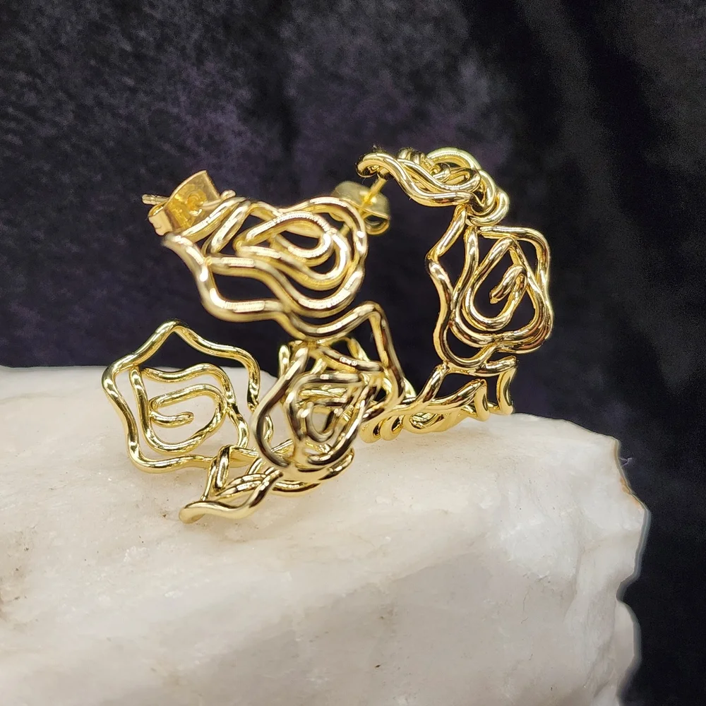 Unique Hoops Rhodium 18 kt Gold Plated Earrings/Studs Floral Design